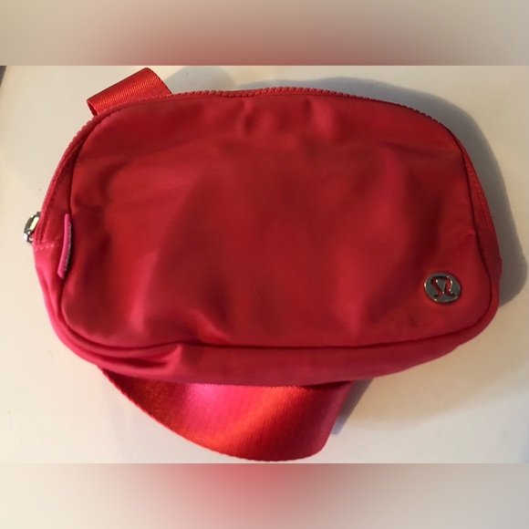 Lululemon EBB LIPGLOSS PINK belt bag (sold out colour) - Picture 4 of 5